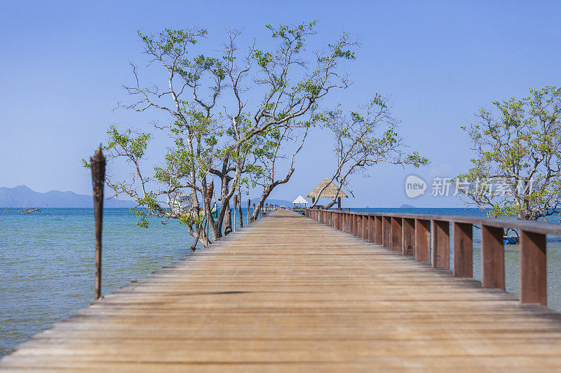 长木桥在美丽的热带岛屿海滩- Koh Mak在Trat，泰国。